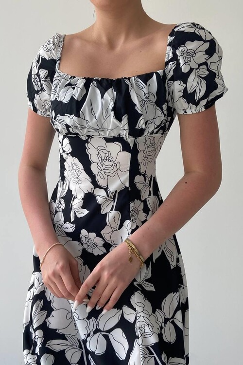 Kare Yaka Çiçekli Elbise