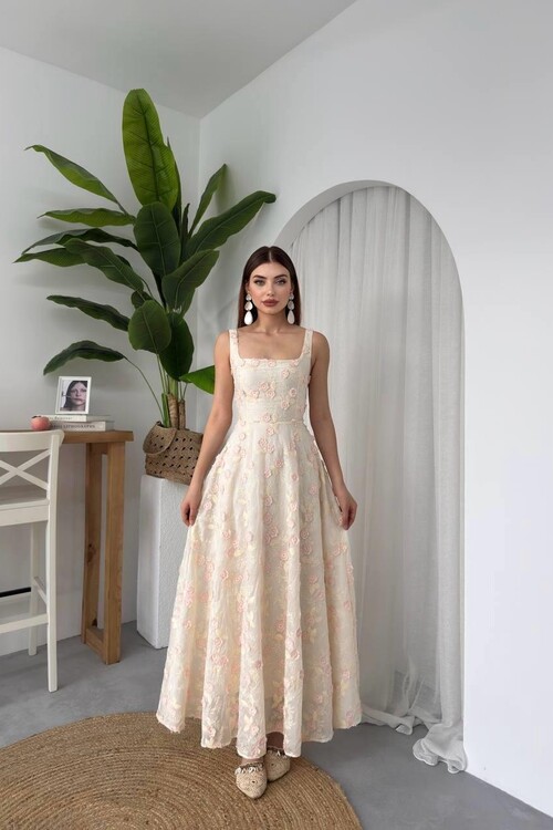 Tufe Çiçek Detaylı Elbise