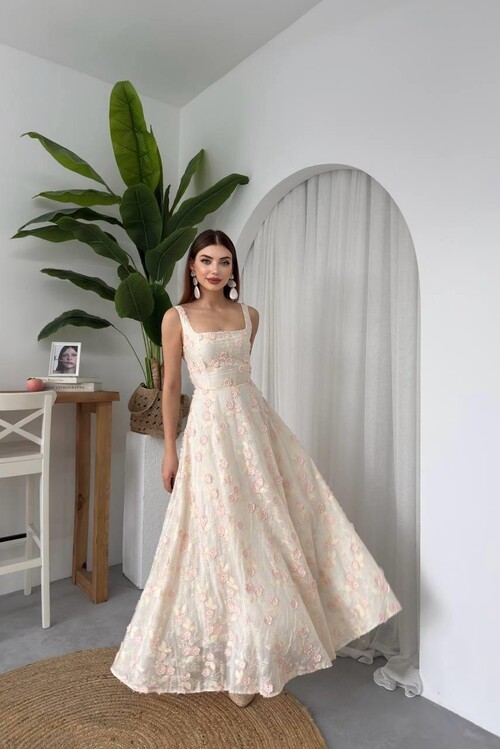 Tufe Çiçek Detaylı Elbise