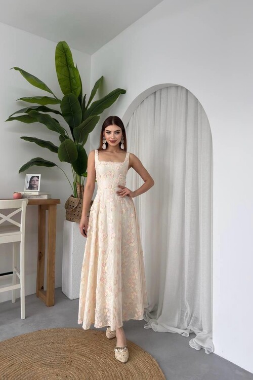 Tufe Çiçek Detaylı Elbise