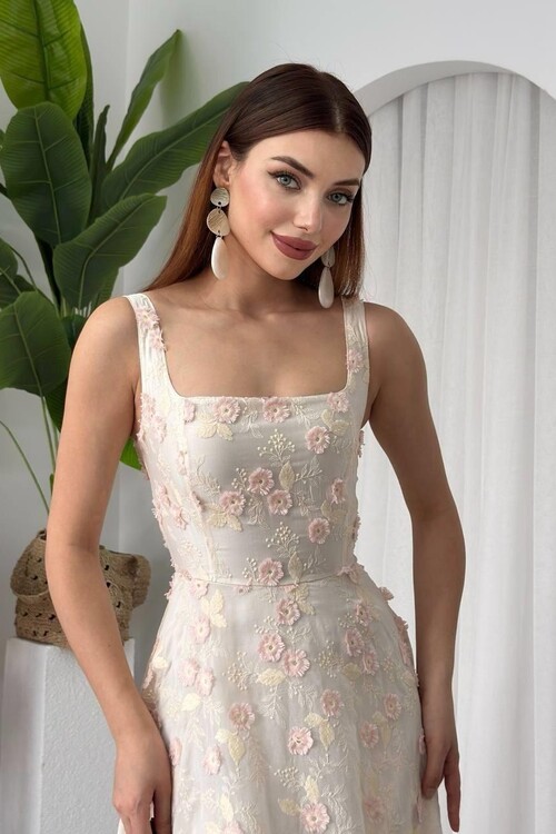 Tufe Çiçek Detaylı Elbise