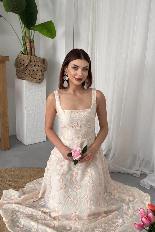 Tufe Çiçek Detaylı Elbise