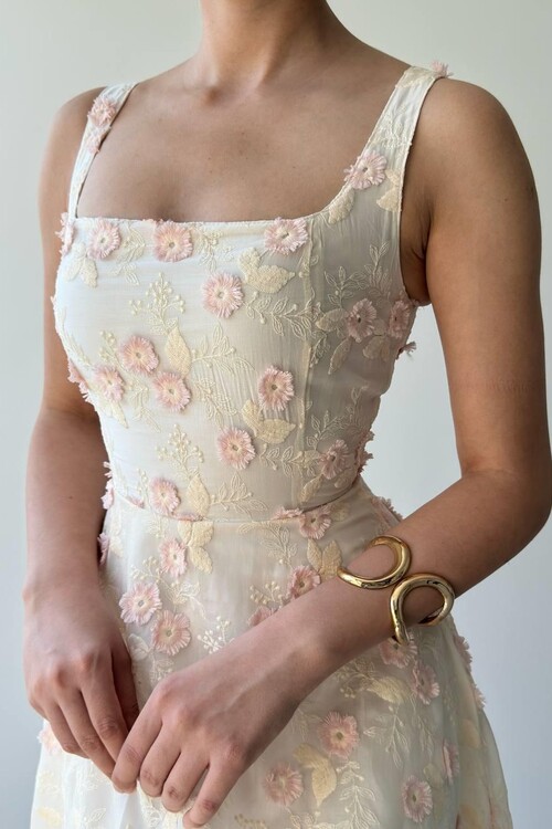 Tufe Çiçek Detaylı Elbise